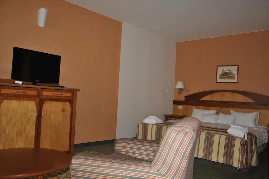 Vitalmed Hotel Sarvar Ngoại thất bức ảnh